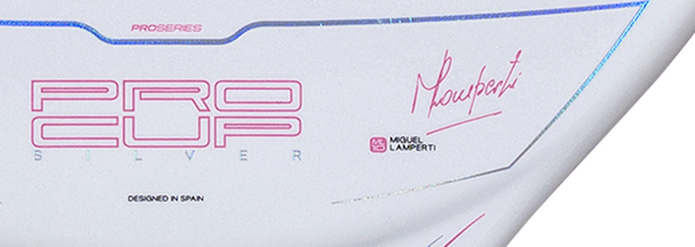 Detalle del corazón de la Nox ML10 Pro Cup blanca, con el rótulo PRO CUP y la palabra SILVER debajo en letras separadas, junto a la firma de Miguel Lamperti y su monograma ML10