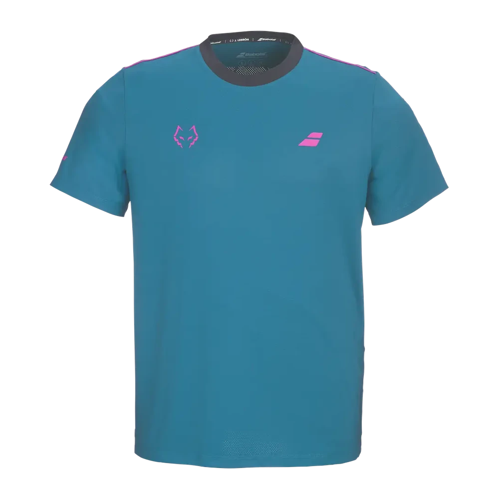 Camiseta técnica Babolat Crew Neck de Juan Lebrón 2027, azul petróleo con el lobo y el logo de Babolat en rosa
