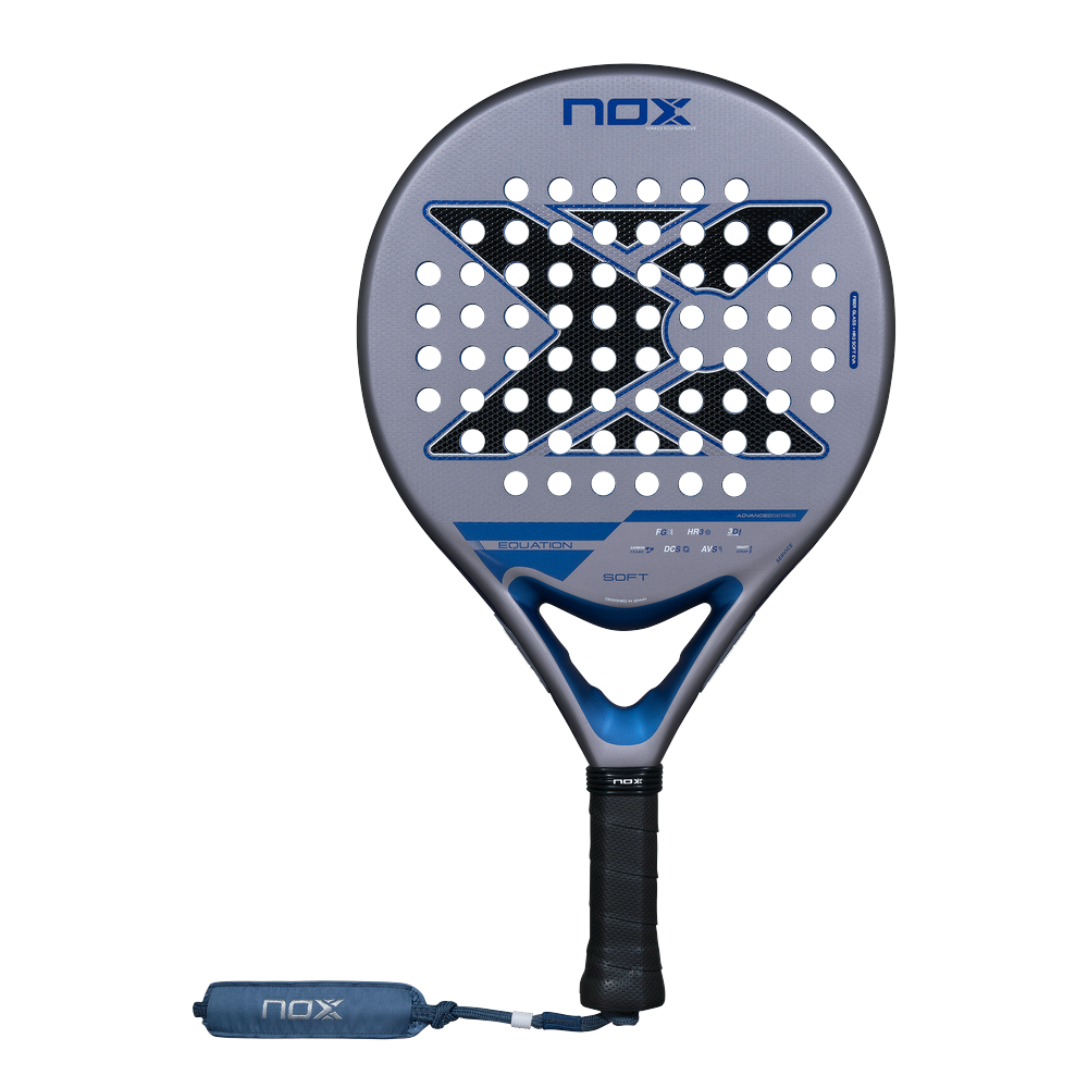 Pala Nox Equation Soft Advanced 2027, redonda y cara gris azulado, vista de frente sobre fondo transparente