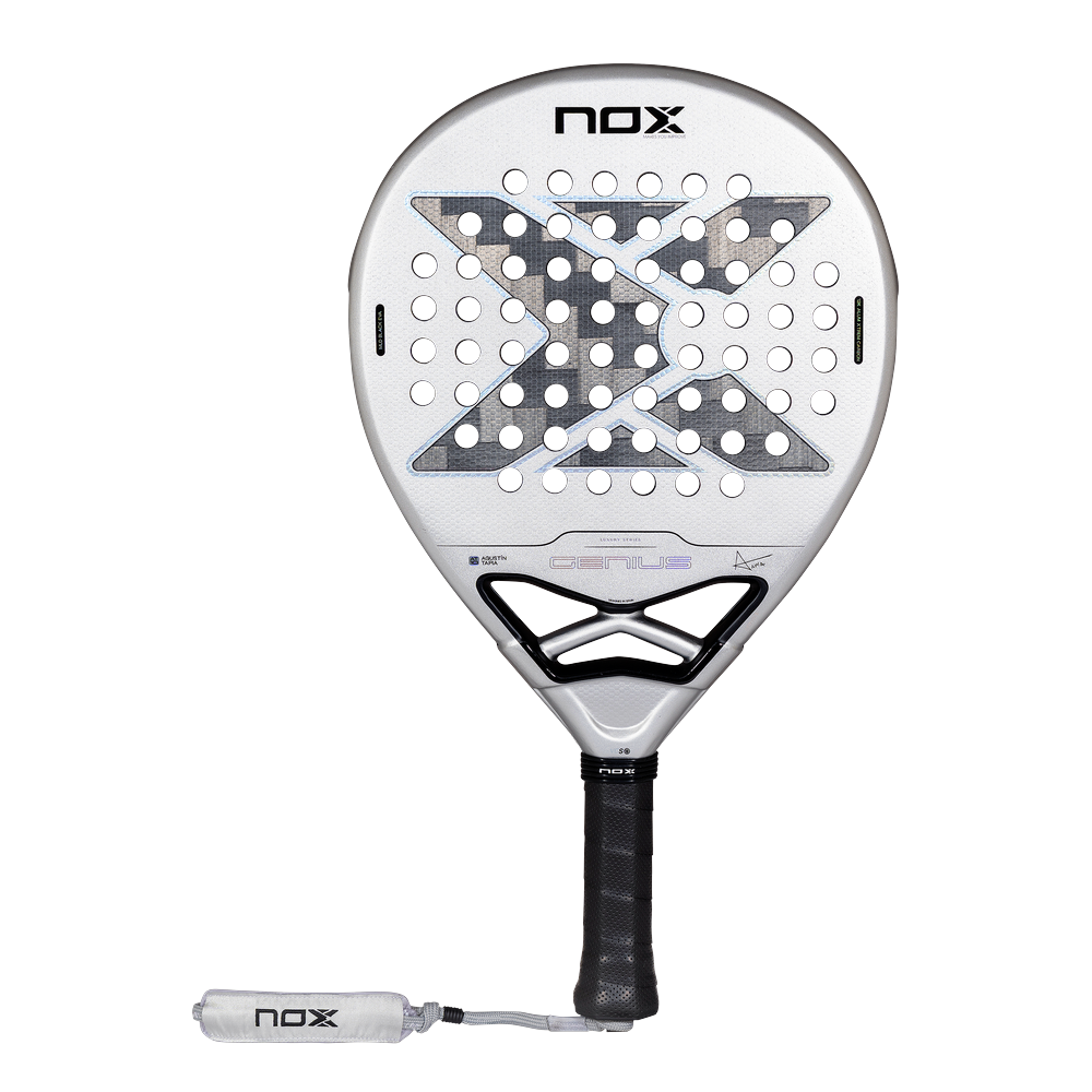 Pala Nox Genius 12K Alum Xtrem by Agustín Tapia 2027, de lágrima y cara blanca y plata, vista de frente sobre fondo transparente