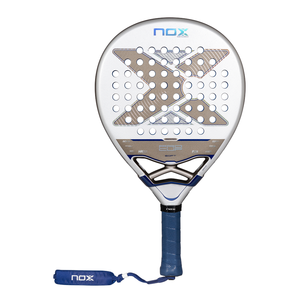 Pala Nox Pro Cup Soft by Agustín Tapia 2027, de lágrima y cara blanca con la X dorada, vista de frente sobre fondo transparente